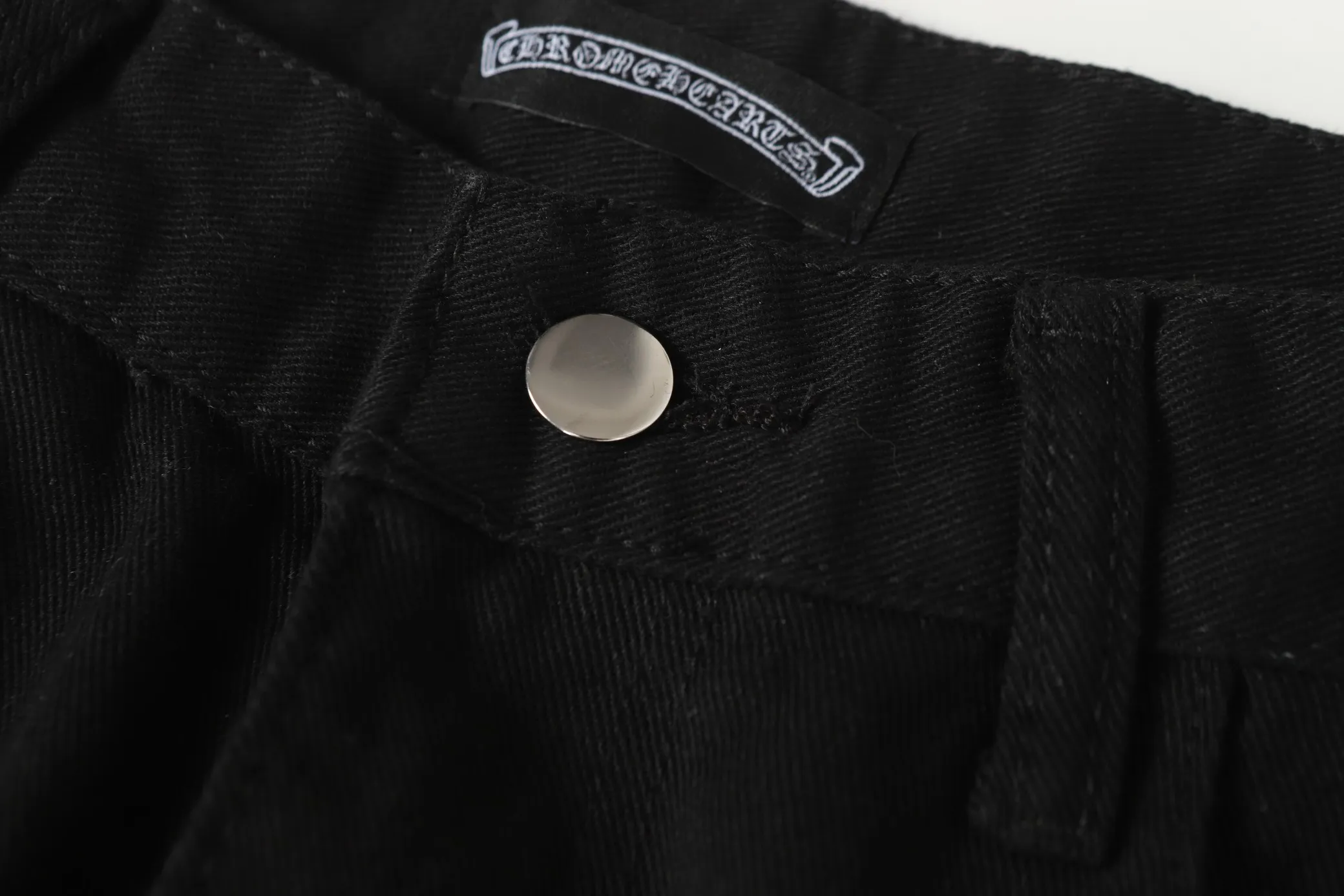 P256 Actual photo [High quality] Coding: LH007 Color: Picture color Size: S to XXXL - Chrome Hearts/Chrome Hearts Classic colored leather cross washed color cloth unisex denim trousers - Vibe style straight stacked god-level version - Carbon fine bias denim color cloth - Old vintage complete set of hardware - Chrome Hearts high version uses high ounce custom fabrics, enzyme washing and soft color fixation, soft and thick to wear The details are all produced by pure hand polishing and craftsmanship. All-over jacquard fabrics have unique design styles. Multiple processes create a full retro feel. Niche unique non-colliding shirts. Customized old spray-painted buttons. Every detail is crafted with craftsmanship. Size Pants length Waist Hips Unit cm S 98 68 100 M 99 72 104 L 100 76 108 XL 101 80 112 XXL 102 84 116 XXXL 103 88 120